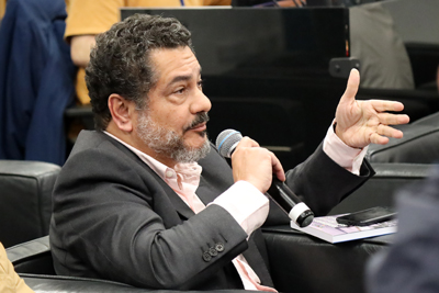 José Gilberto Souza, faz perguntas durante o debate