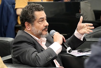 José Gilberto Souza, faz perguntas durante o debate