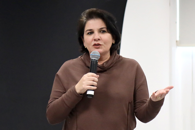 Participante do público faz perguntas durante o debate