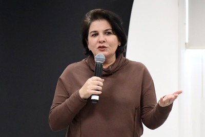 Participante do público faz perguntas durante o debate