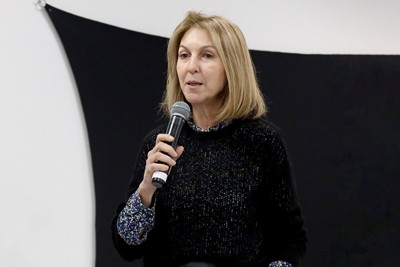 Participante do Público faz perguntas durante o debate