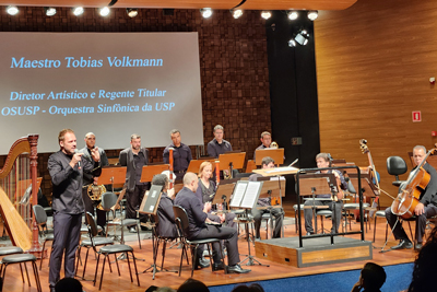 Regente titular e diretor artístico da Osusp, Tobias Volkmann e músicos da orquestra