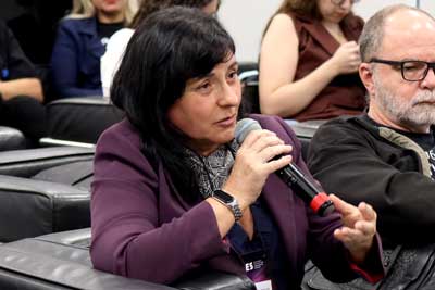 Maria Luiza Reis faz perguntas durante o debate