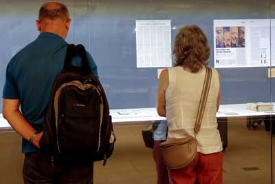 Visitantes apreciam objetos da Exposição