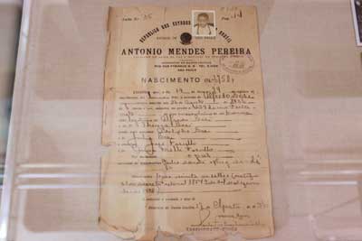 No detalhe, registro de nascimento de Alfredo Bosi