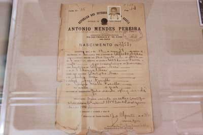 No detalhe, registro de nascimento de Alfredo Bosi