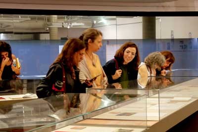 Visitantes apreciam objetos da Exposição