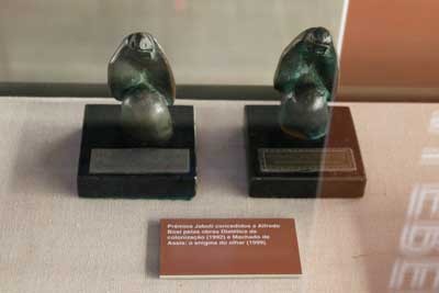 Prêmios Jabuti concedidos a Alfredo Bosi pelas obras: Dialética da colonização (1992) e Machado de Assis: o enigma do olhar (1999)