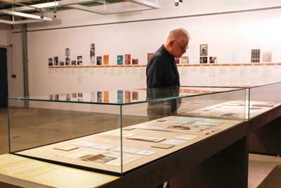 Visitante observa objetos da Exposição