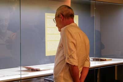 Visitante observa os objetos da Exposição