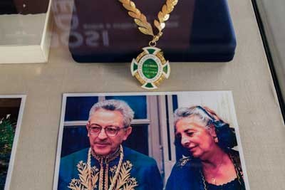 No detalhe, foto de Alfredo Bosi e Ecléia Bosi por ocasião de sua posse na Academia Brasileira de Letras