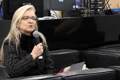 Maria Augusta de Mello Saraiva, faz perguntas durante o debate