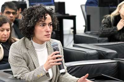 Gabriela Ferreira faz perguntas durante o debate