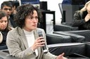 Gabriela Ferreira faz perguntas durante o debate