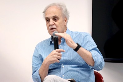 Carlos Nobre responde perguntas durante o debate