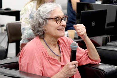 Rachel Trajber faz perguntas durante o debate