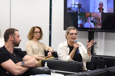 Kayana Agostine faz perguntas durante o debate