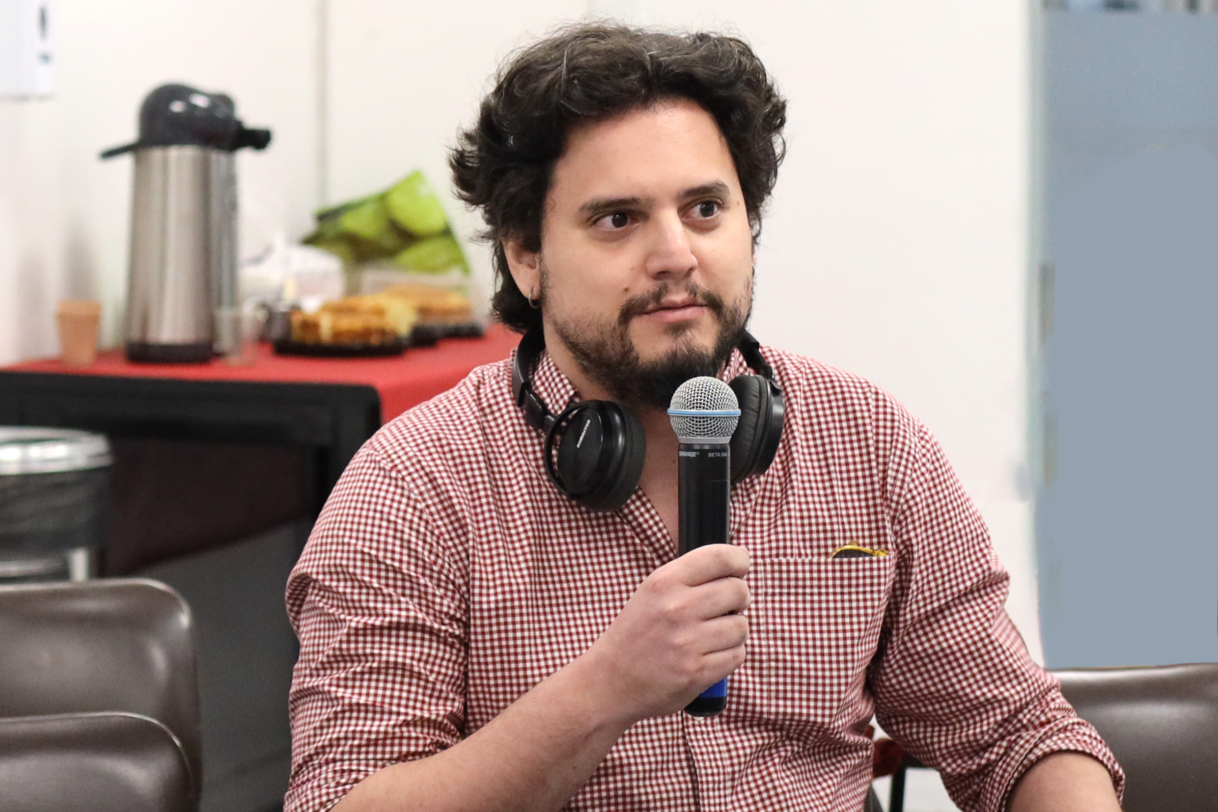 Pedro Kritski faz perguntas durante o debate
