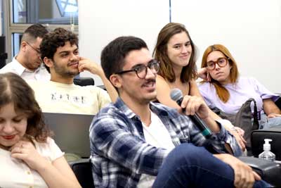 Participante do público faz perguntas durante o debate