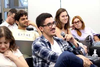 Participante do público faz perguntas durante o debate