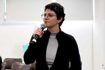 Katiuscy Ivy da Silva, faz perguntas durante o debate