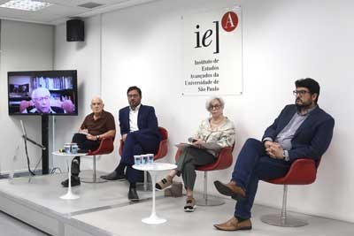 Rubens Ricupero via vídeo-conferência, Eduardo Viola, Feliciano Guimarães, Lourdes Sola e Guilherme Casarões