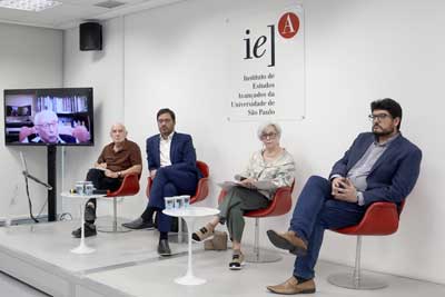 Rubens Ricupero via vídeo-conferência, Eduardo Viola, Feliciano Guimarães, Lourdes Sola e Guilherme Casarões