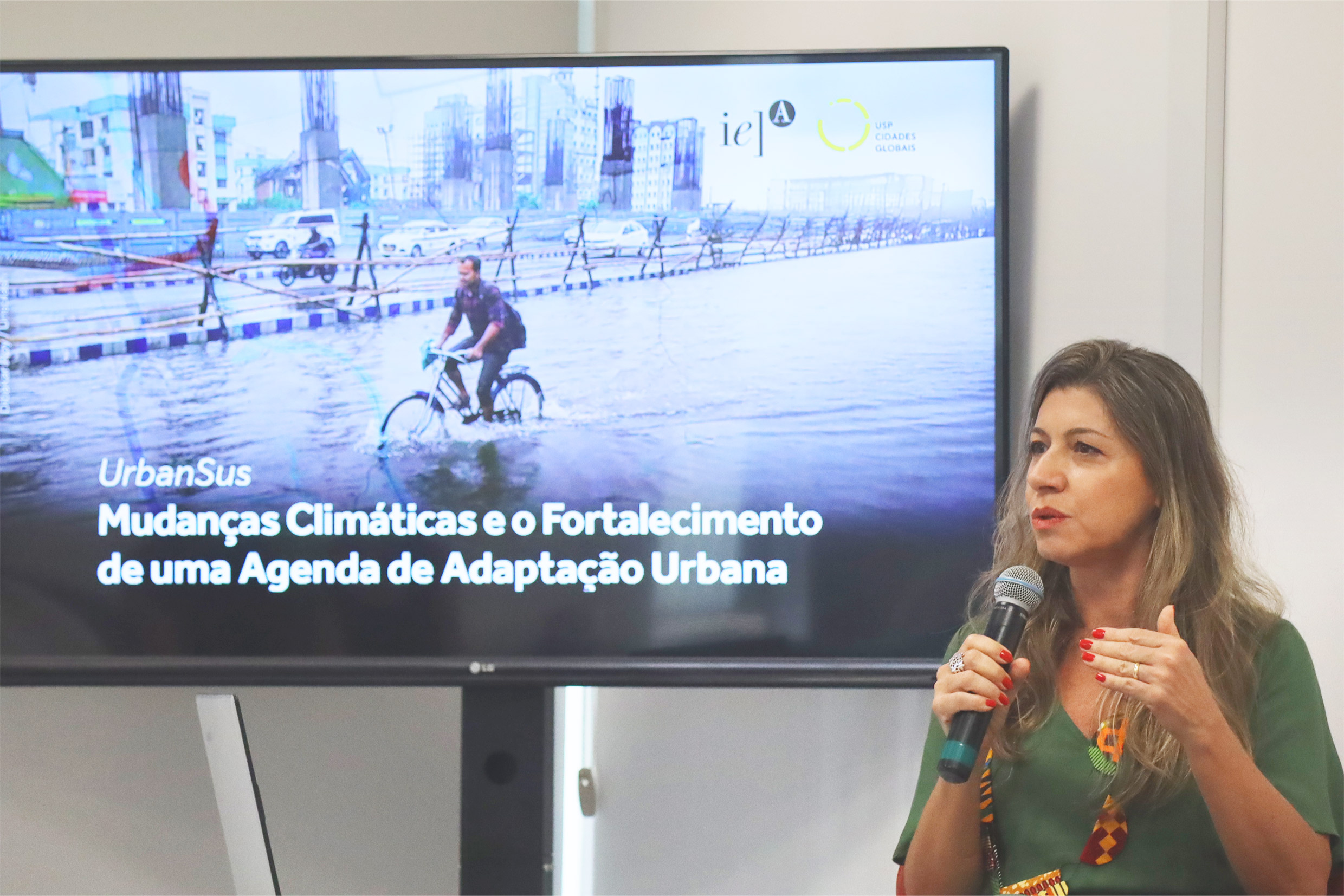 Carla Lupinacci apresenta