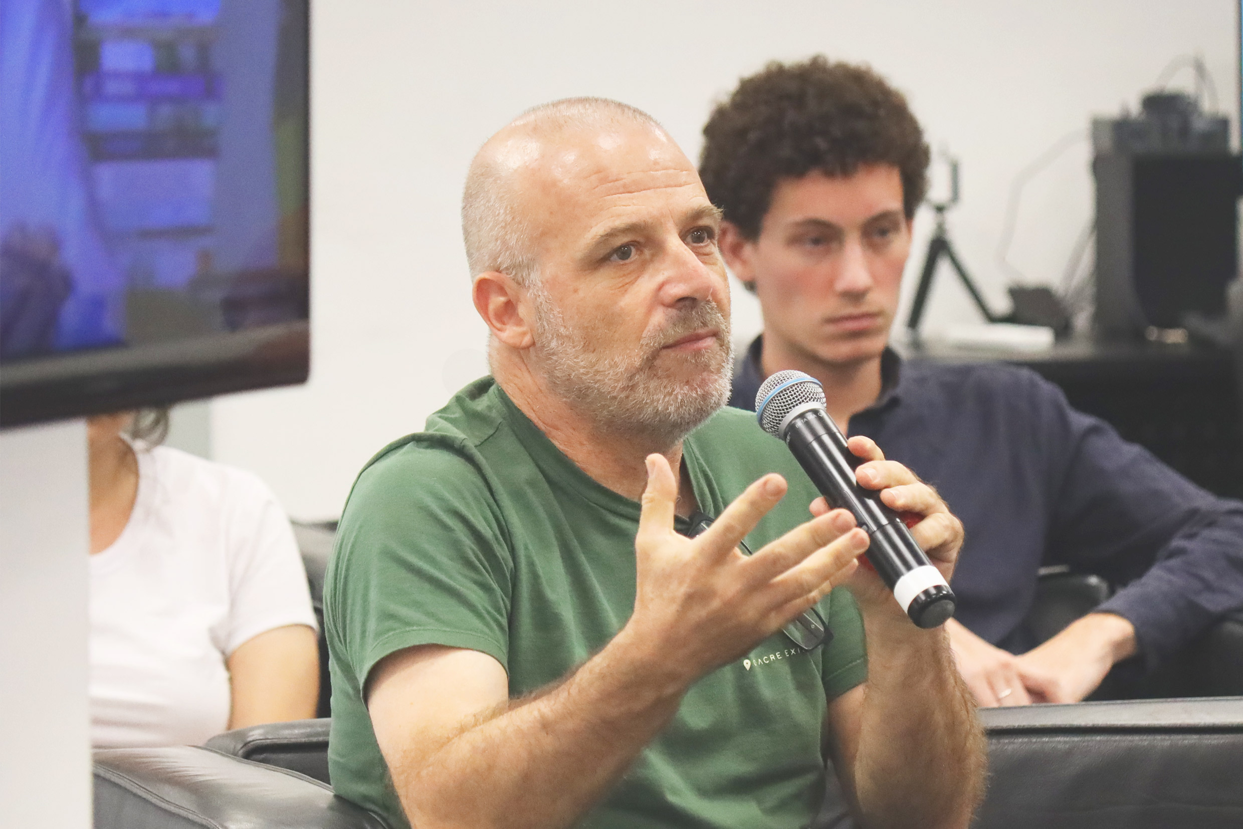 Tadeu Fabrício Malheiros faz perguntas durante o evento