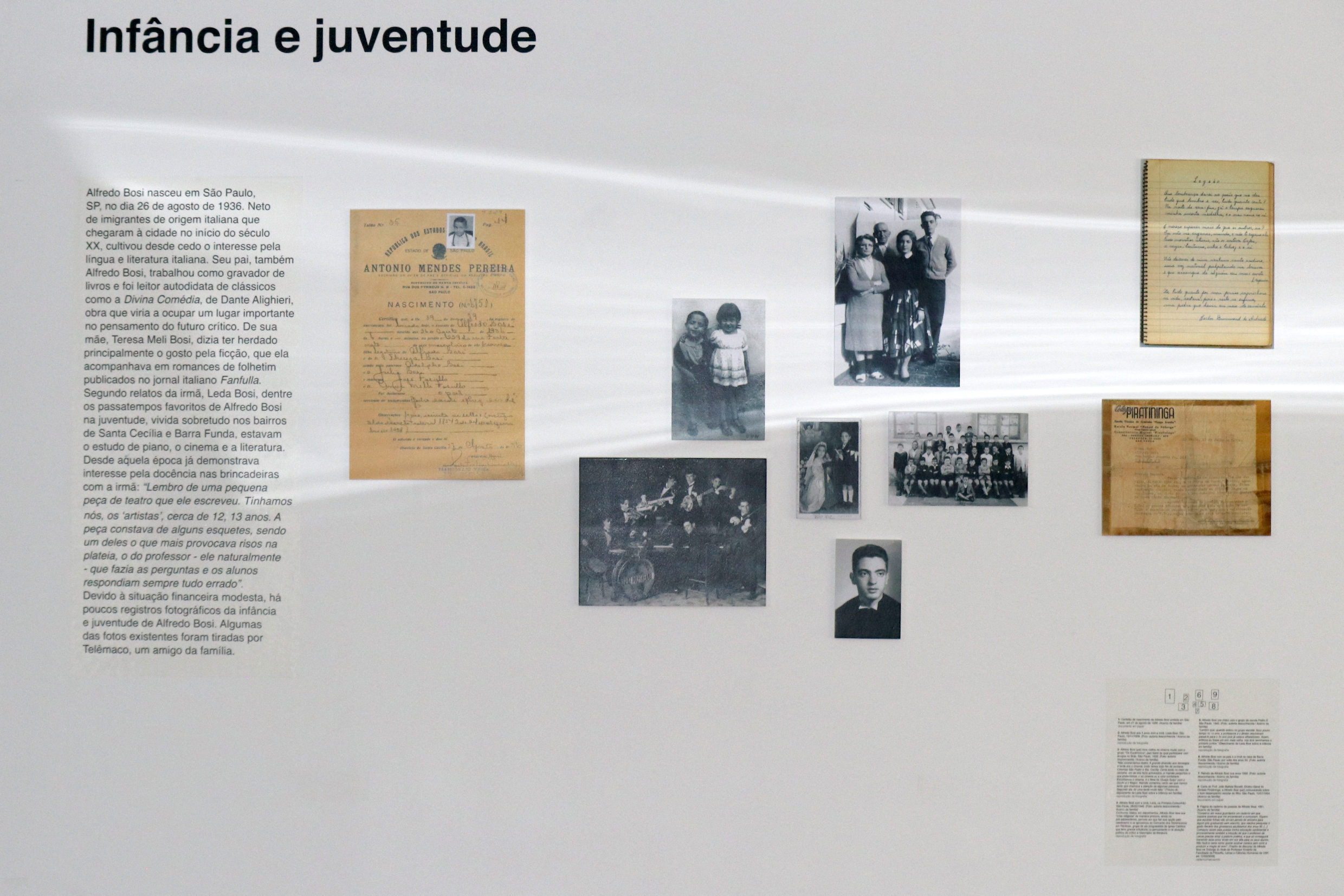 Detalhe da Exposição Alfredo Bosi: eixo "Infância e juventude"