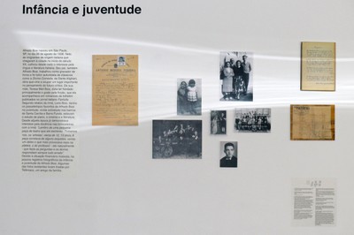 Detalhe da Exposição Alfredo Bosi: eixo "Infância e juventude"