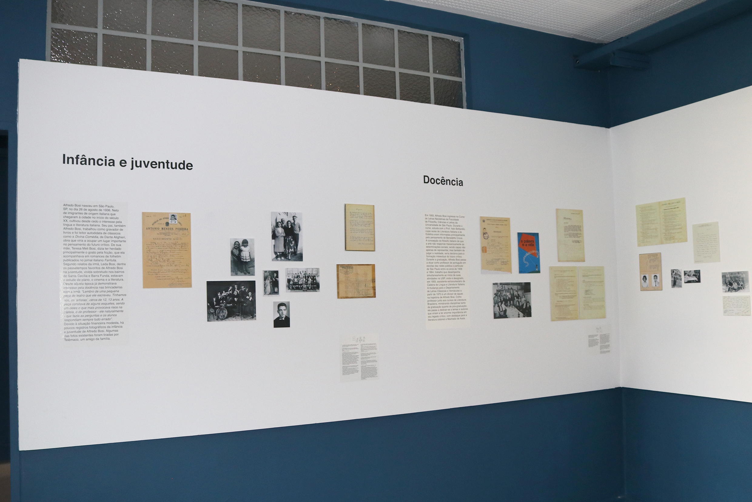 Detalhe da Exposição Alfredo Bosi: eixos "Infância e juventude" e "Docência"