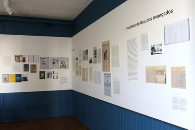 Detalhe da Exposição Alfredo Bosi: eixos temáticos "A flor de giesta", "Militância" e "IEA"