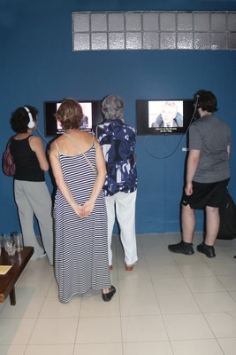 Público assiste vídeos da exposição Alfredo Bosi: entre a Crítica e a Utopia