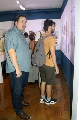 Público visita a Exposição Alfredo Bosi: entre a Crítica e a Utopia