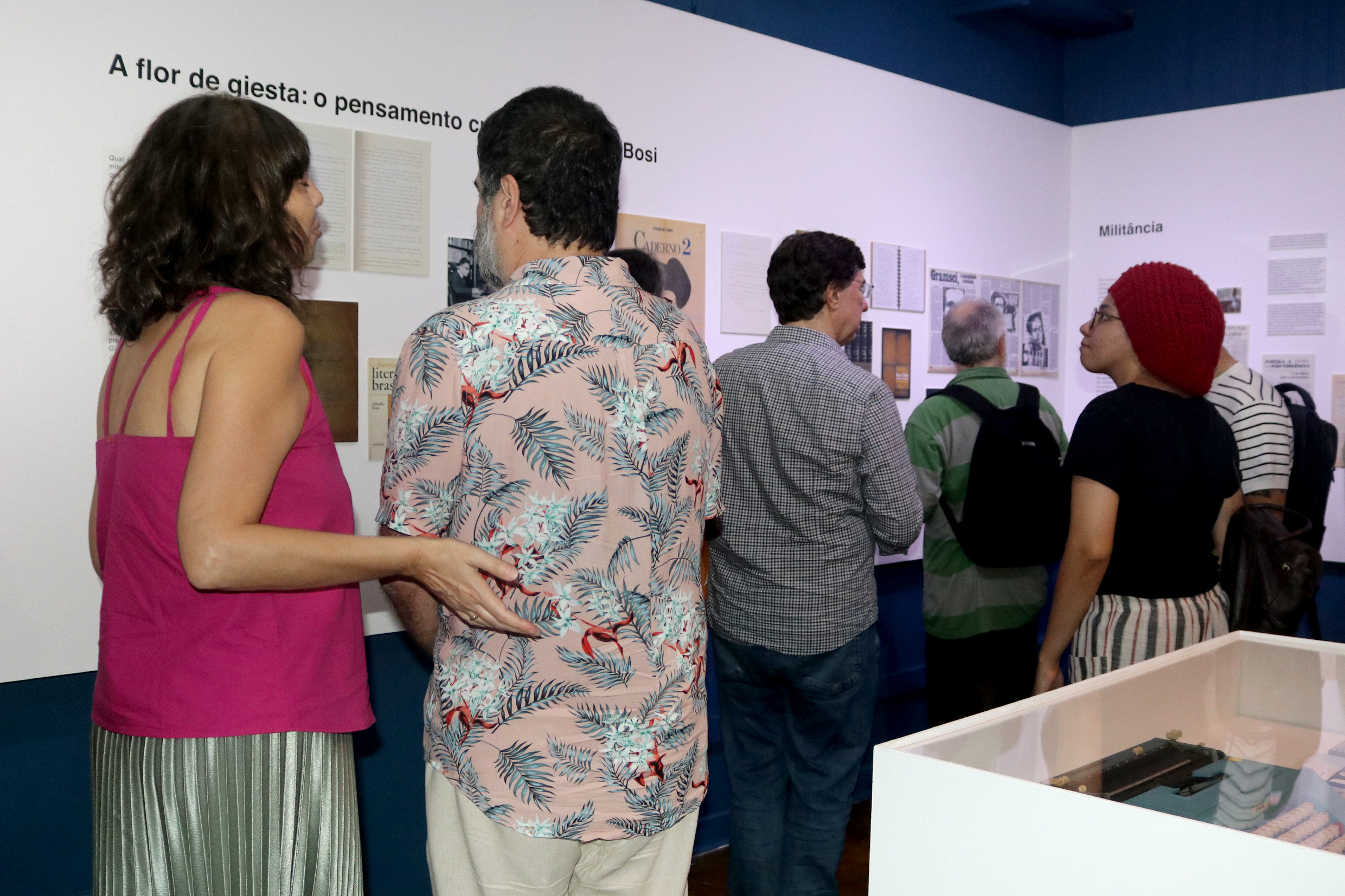 Público visita a Exposição Alfredo Bosi: entre a Crítica e a Utopia