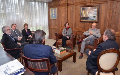 A partir da esquerda de costas, Sergio Bravo Escobar, Raúl Sánchéz Gutiérrez, Hugo Zunino Edelsberg, Marianela Denegri Coria, Maria Helena Capelato, Martin Grossmann e Ricardo Herrera Lara