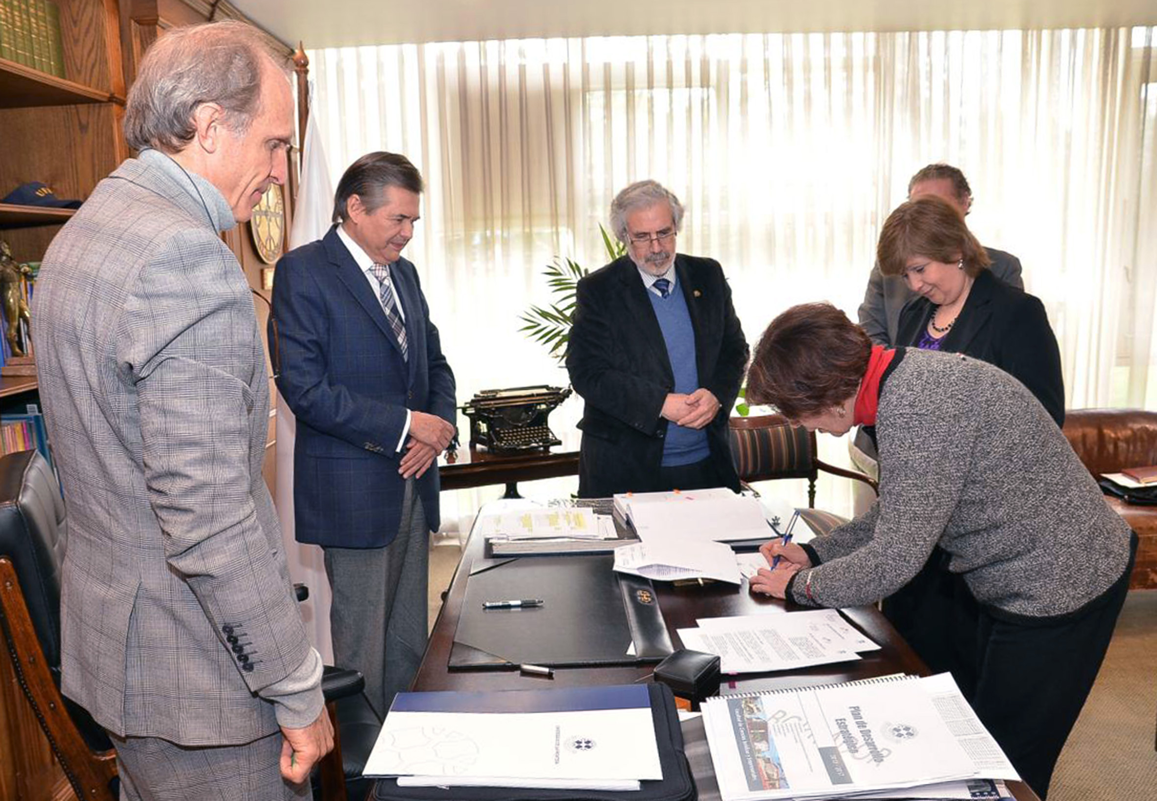 Martin Grossmann, Sergio Bravo Escobar, Raúl Sánchéz Gutiérrez, Hugo Zunino Edelsberg, Marianela Denegri Coria e Maria Helena Capelato