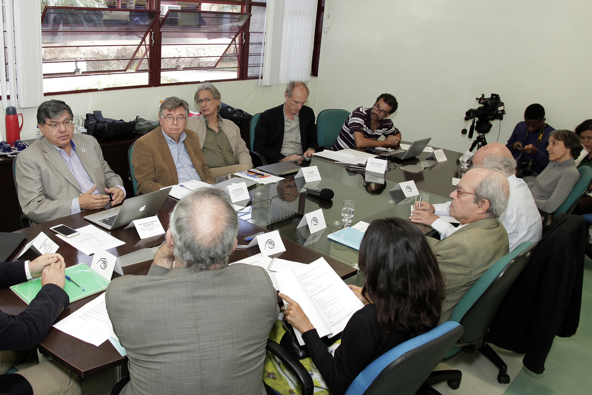 A partir da esquerda, José Vicente Tavares dos Santos, César Barreira, Paulo Henrique Martins, Martin Grossmann, Alexandre Varella e a direta, Fabiana Dultra Britto