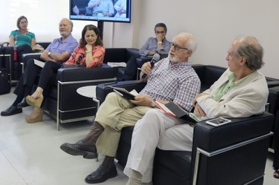 Carlos Guilherme Mota, primeiro diretor do IEA fala durante o debate