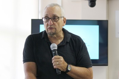 Paulo Saldiva responde as perguntas durante o debate