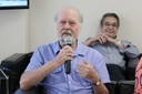 Umberto Cordani faz perguntas aos expositores