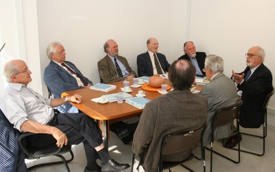 A partir da esquerda, César Ades, João Steiner, Umberto Cordani, Gehard Malnic, Jacques Marcovitch, CArlos Guilherme Mota, Alfredo Bosi e Hernan Chaimovich 
