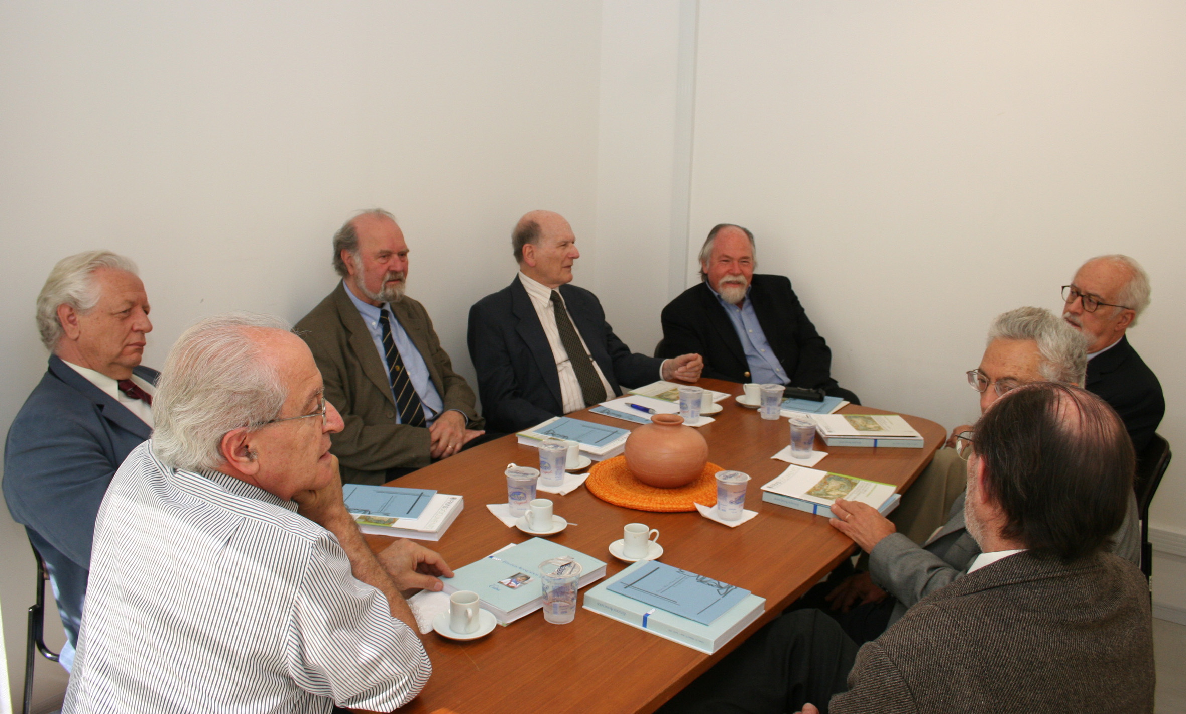 A partir da esquerda, César Ades, João Steiner, Umberto Cordani, Gehard Malnic, Jacques Marcovitch, Carlos Guilherme Mota, Alfredo Bosi e Hernan Chaimovich