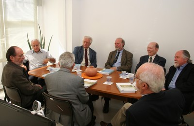 A partir da esquerda, César Ades, João Steiner, Umberto Cordani, Gehard Malnic, Jacques Marcovitch, Carlos Guilherme Mota, Alfredo Bosi e Hernan Chaimovich