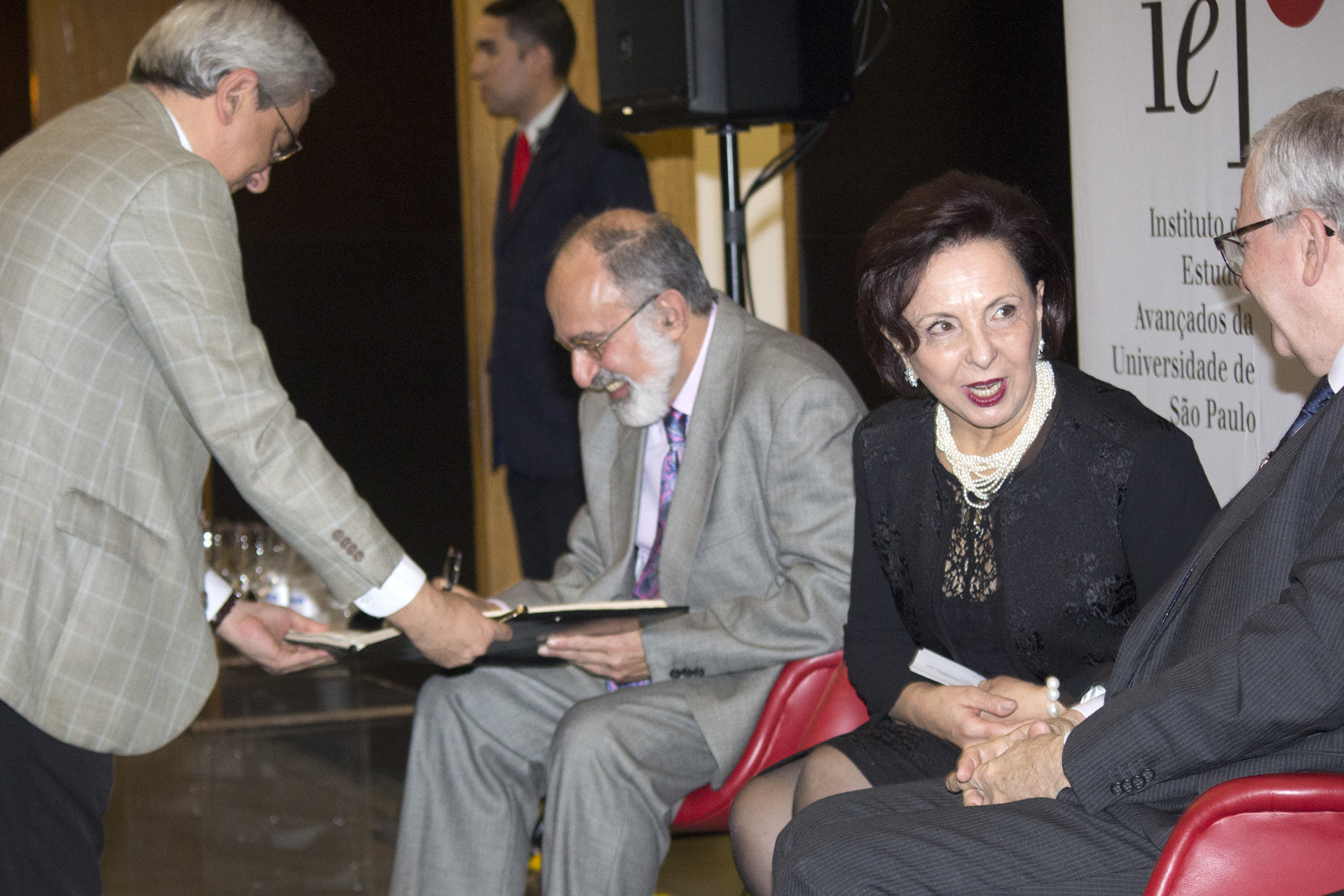 Guilherme Ary Plonski assina o Termo de Posse