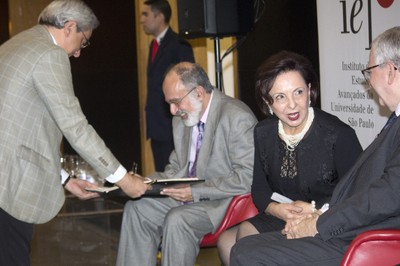 Guilherme Ary Plonski assina o Termo de Posse