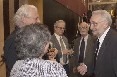 Paulo Saldiva  cumprimenta João Steiner. Ao fundo, Marcos Buckeridge e Carlos Guilherme Mota