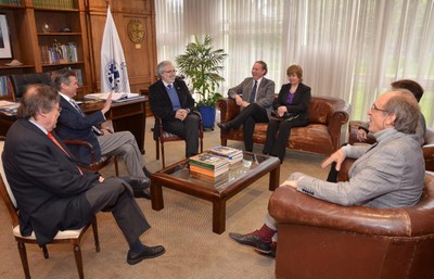 A partir da esquerda, Ricardo Herrera Lara, Sergio Bravo Escobar, Raúl Sánchéz Gutiérrez, Hugo Zunino Edelsberg, Marianela Denegri Coria, Maria Helena Capelato e Martin Grossmann