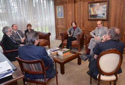 A partir da esquerda, Sergio Bravo Escobar, Raúl Sánchéz Gutiérrez, Hugo Zunino Edelsberg, Marianela Denegri Coria, Maria Helena Capelato, Martin Grossmann e Ricardo Herrera Lara de costas